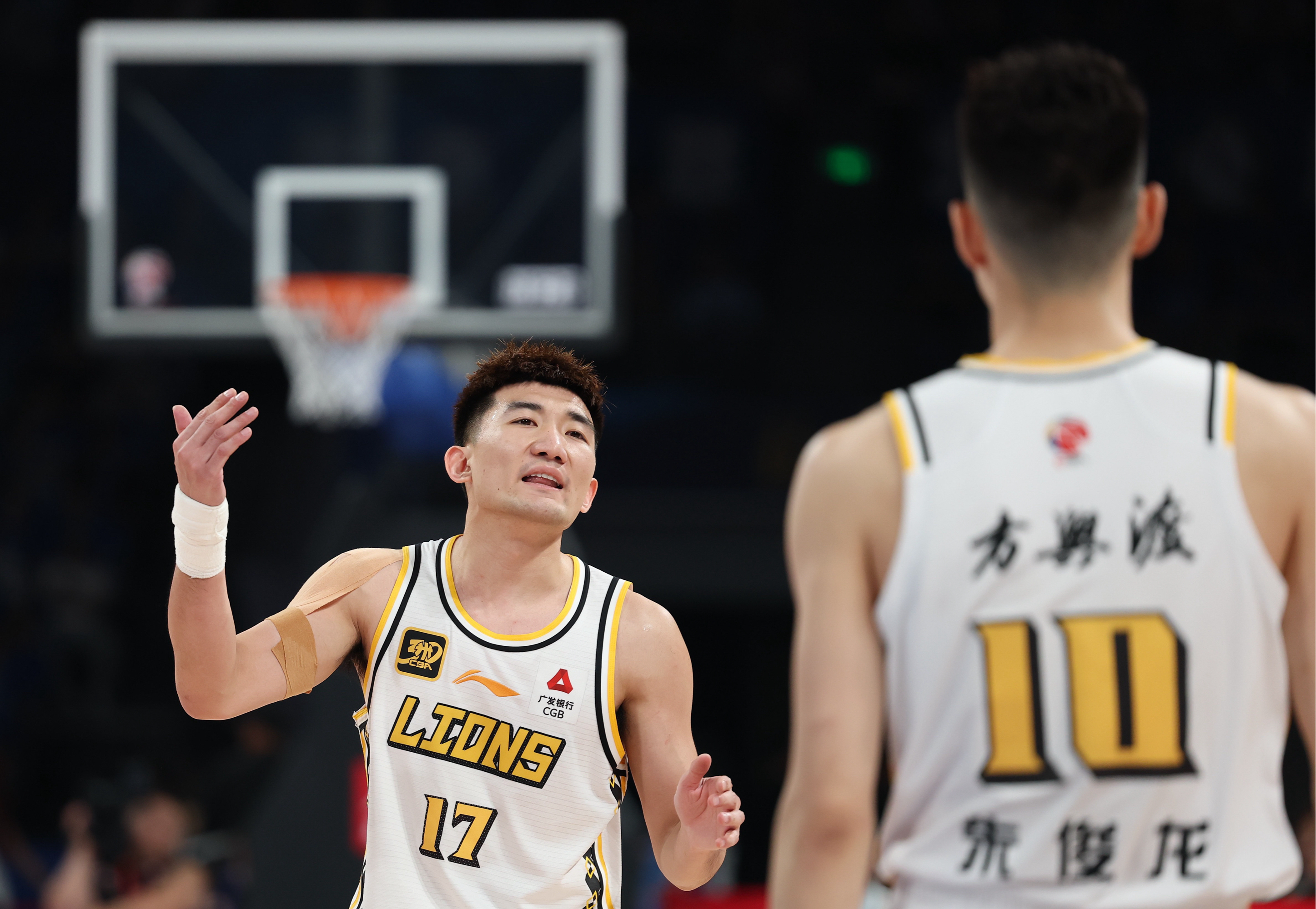 包含关键时刻CBA常规赛焦点战，夏洛特黄蜂队长鼓劲，气氛紧张，赛程密集仍需轮换的词条-金年会app